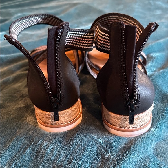 Bobs by Sketchers Memory Foam Black Striped Crisscross Sandals sz 9 - Picture 3 of 5